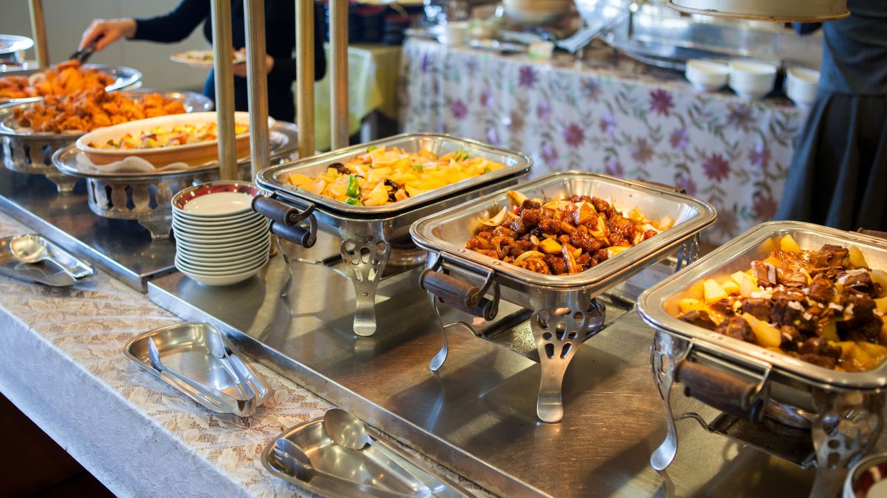 豪華な食事で贅沢なひとときを満喫できる